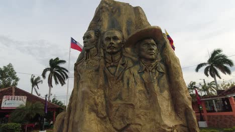 Escultura-De-Bronce-A-Personajes-Históricos-En-La-Plaza-Del-Alba,-Managua,-Nic