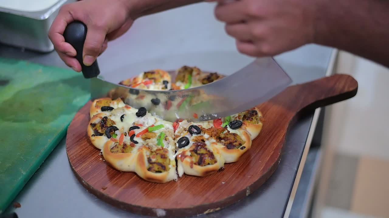 empresario cortando pizza para la venta. concepto de pequeña empresa