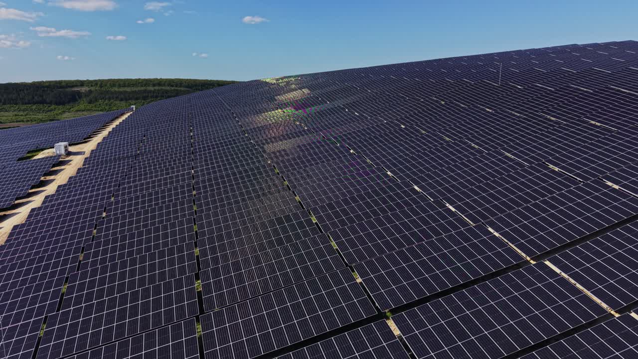 Solpaneler dækker et stort område i et vedvarende energiprojekt