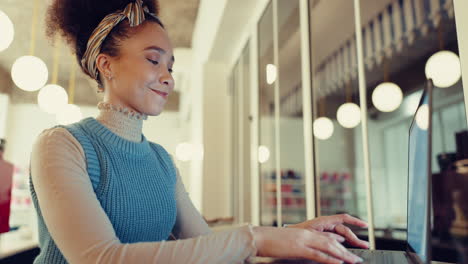 Mujer,-Mecanografía-Y-Computadora-Portátil-En-La-Cafetería