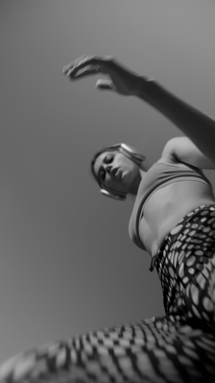 женщина танцует с наушниками.