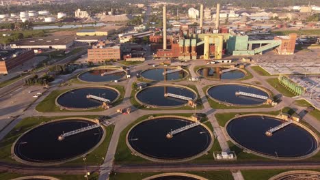 Tanques-Circulares-De-Sedimentación-En-La-Planta-De-Tratamiento-De-Agua-De-Detroit-En-Michigan,-Ee.uu.