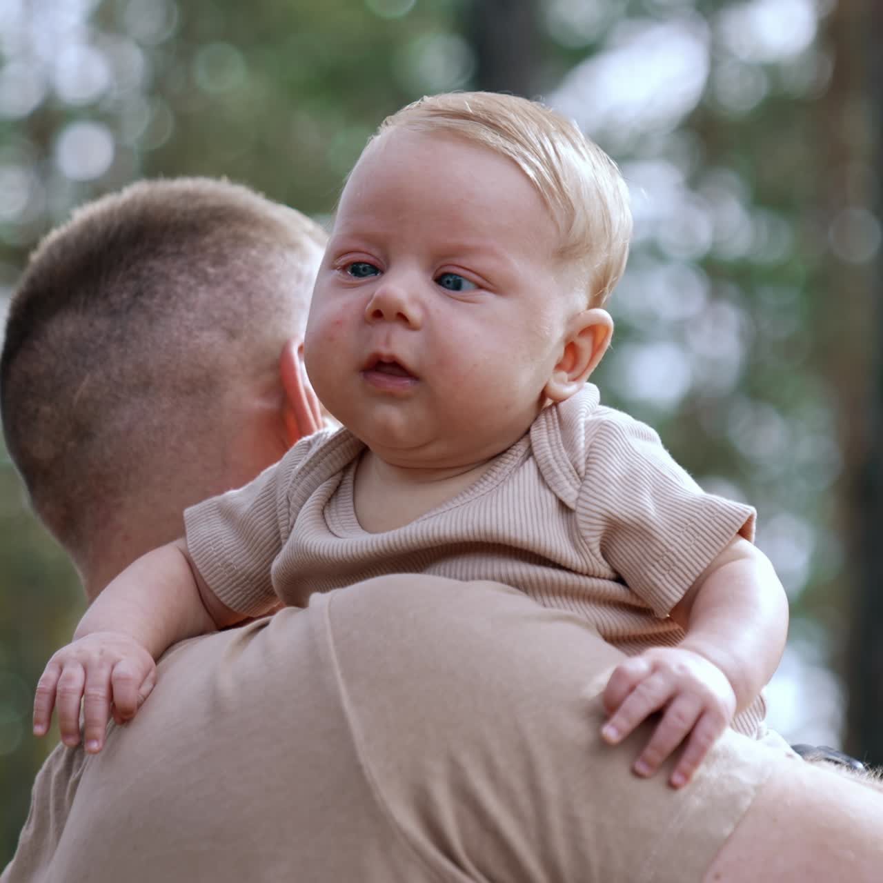 Concetto di famiglia felice, giocosa e nuova. Bambino piccolo con i genitori