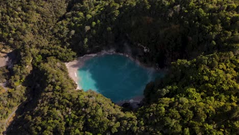 Beautiful-nature-scenery-of-volcanic-turquiose-Inferno-Crater-Lake,-NZ---Aerial-reveal
