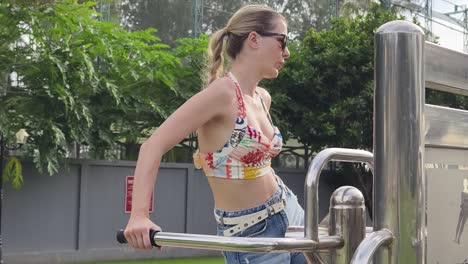 mujer trabajando en un parque