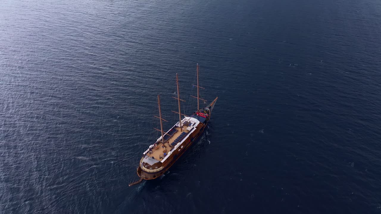 Pemandangan udara yacht layar di laut yang tenang, Monemvasia, Yunani