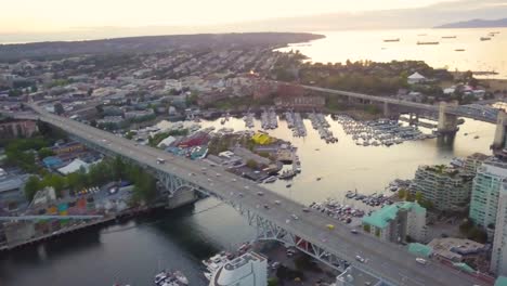 drone volando sobre vancouver y mostrando el mar al atardecer