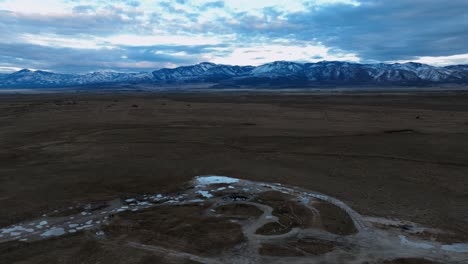 Montañas-Nevadas-Vistas-Desde-Las-Aguas-Termales-De-Meadow-Al-Atardecer-En-Fillmore,-Condado-De-Millard,-Utah