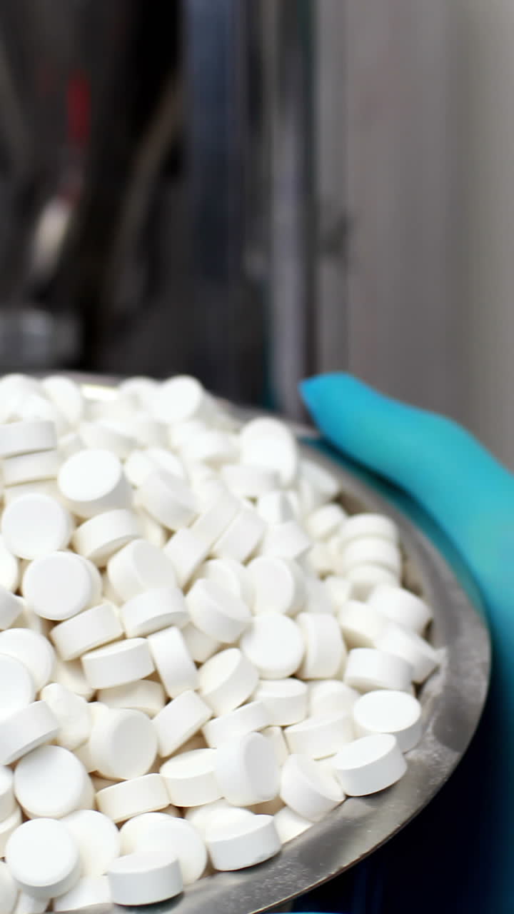 farmacéutico que usa maquinaria pesada para hacer medicamentos