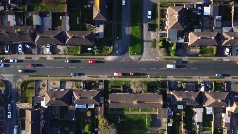 Blick-Von-Oben-Auf-Autos,-Die-Durch-Die-Straße-In-Der-Stadt-Grimsby,-Lincolnshire,-England-Fahren-–-Luftaufnahme