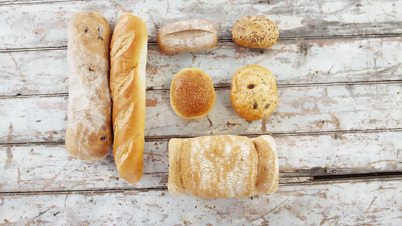 나무 테이블 에 있는 여러 가지 종류의  ⁇