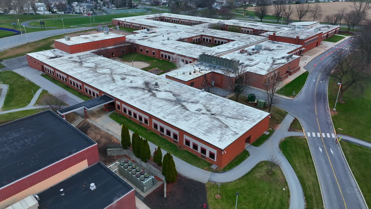 campus escolar en expansión con varios edificios académicos en estados unidos