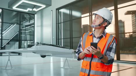 ingeniero revisando los detalles del proyecto en una instalación moderna