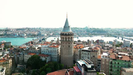 Filmisches,-Umlaufendes-Drohnenvideo-Des-Galata-Turms-Im-Bezirk-Beyoglu-In-Istanbul,-Türkei