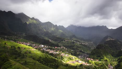 lapso de tiempo del pueblo en el verde paisaje volcánico del valle de la montaña, sao vicente, madeira