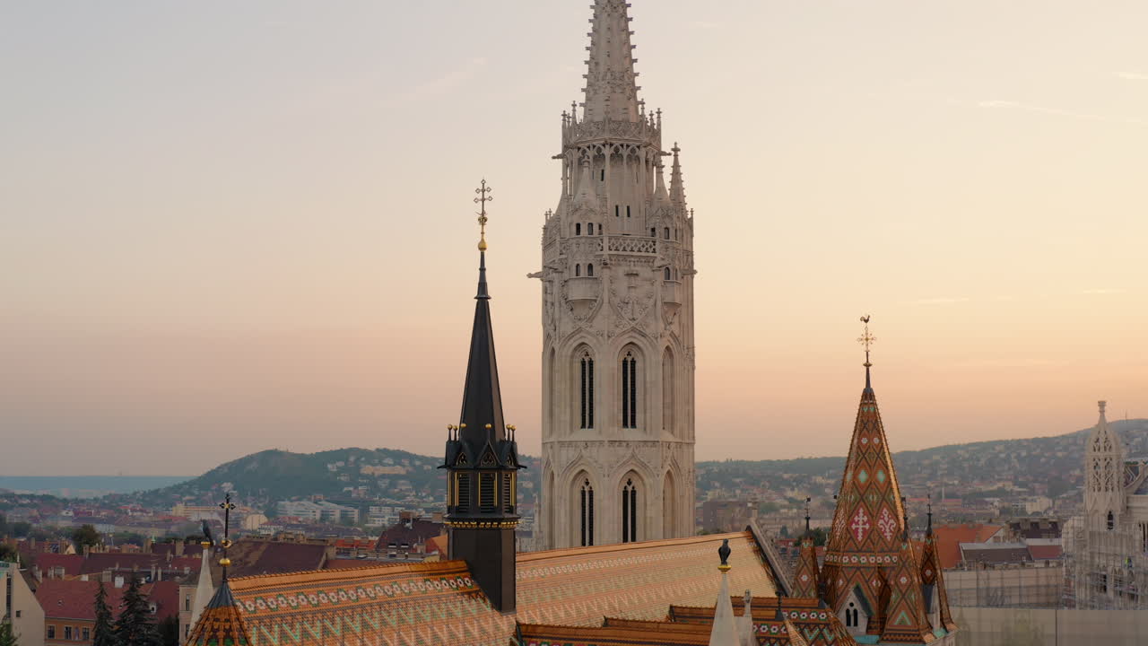 Vista ravvicinata delle torri ristrutturate della Chiesa di Mattia con tegole Zsolnay colorate
