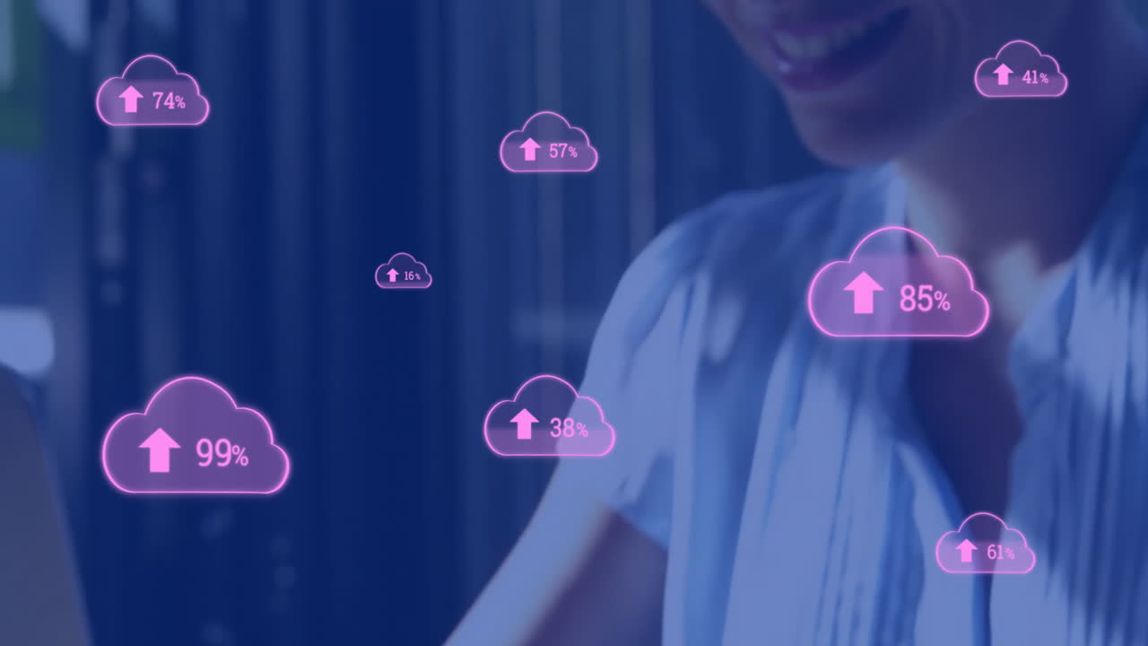 animación de nubes rosadas cargando datos sobre una mujer caucásica feliz usando un teléfono inteligente en el escritorio