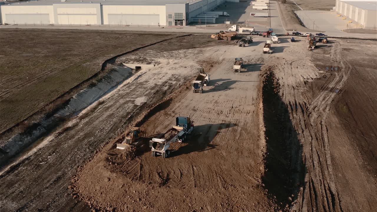 vista aérea de un sitio de construcción con maquinaria pesada