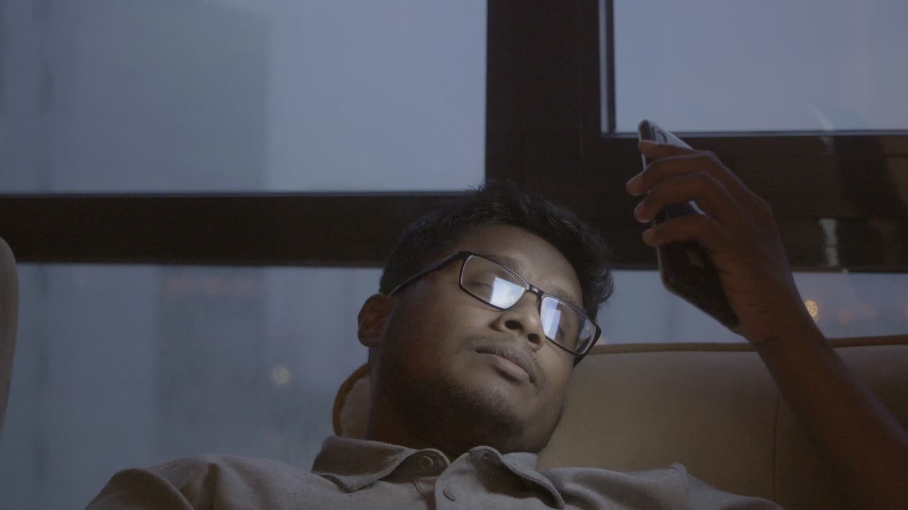 Uomo che usa lo smartphone di notte