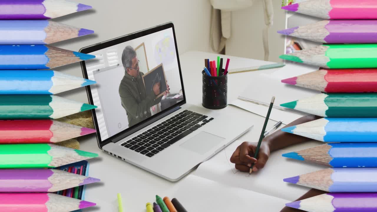 animación de lápices sobre una colegiala afroamericana que tiene una llamada de video por portátil con el maestro