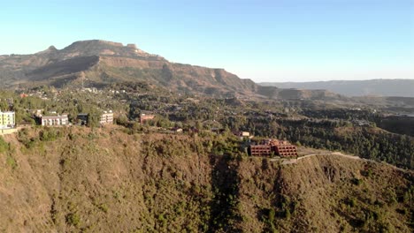la cresta de la montaña de lalibela y el hotel, lalibela, etiopía - imágenes aéreas