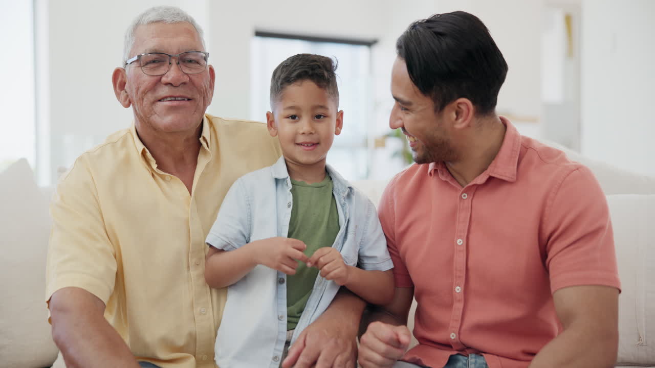 cara de un padre, hijo y abuelo como una familia