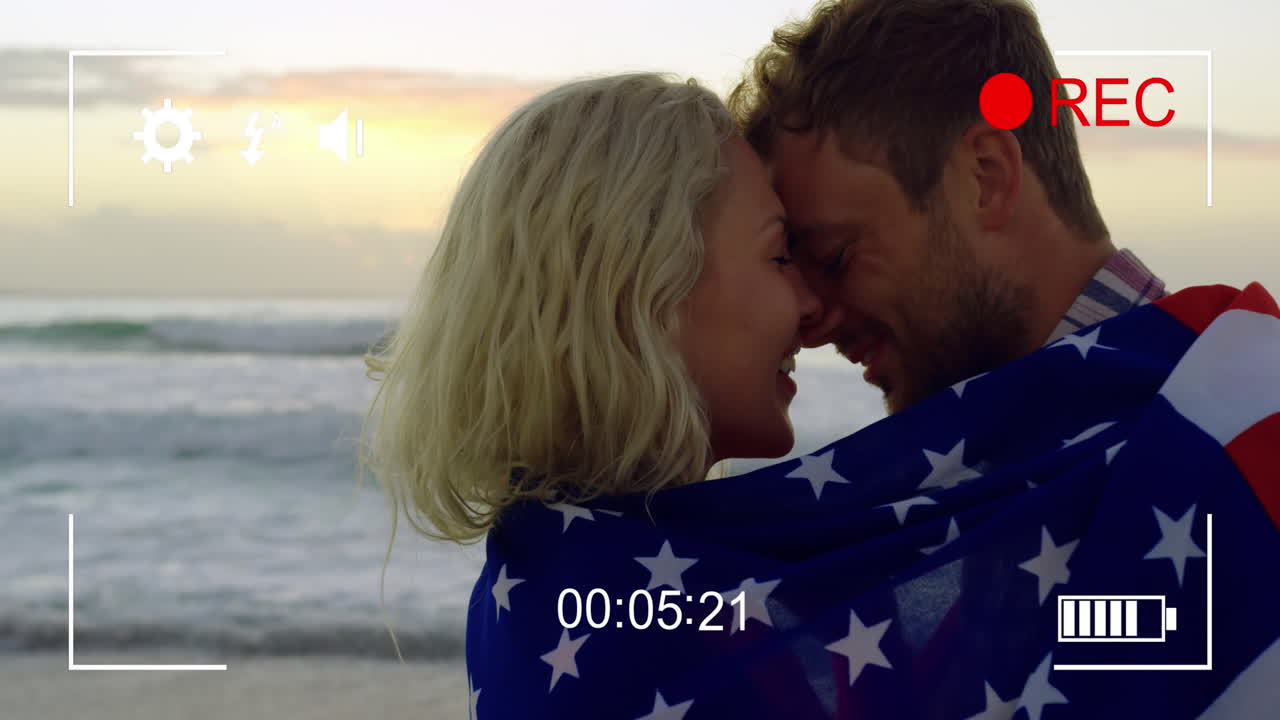 filmando una pareja en una playa con una cámara digital 4k