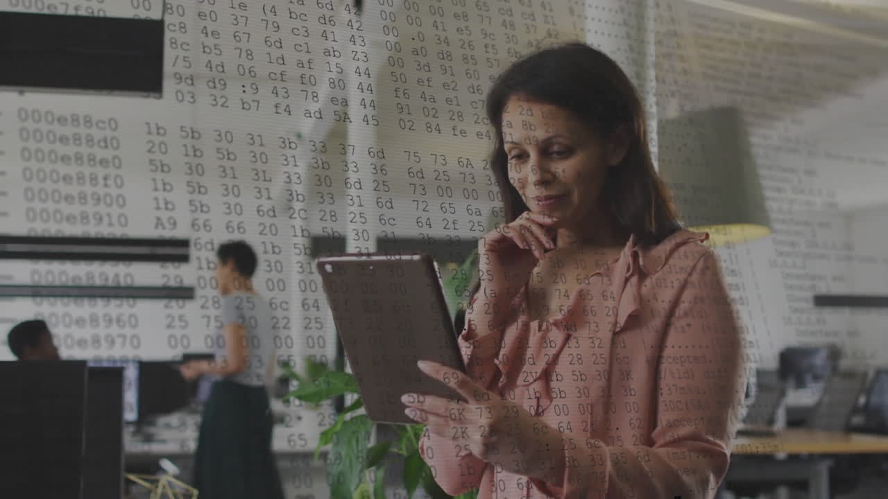 animación del procesamiento de datos sobre una mujer de negocios biracial que usa una tableta en la oficina