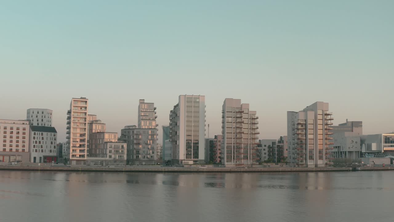 물 근처의 aalborg 도시에서 무인 항공기로 비행