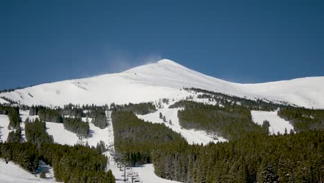 Nieve-Volando-Desde-La-Cima-De-Una-Montaña-En-Una-Estación-De-Esquí-En-Un-Día-Despejado,-Estática