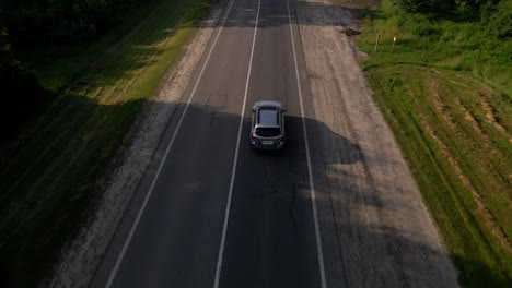 vista aérea de un coche en movimiento por el seguimiento de la carretera