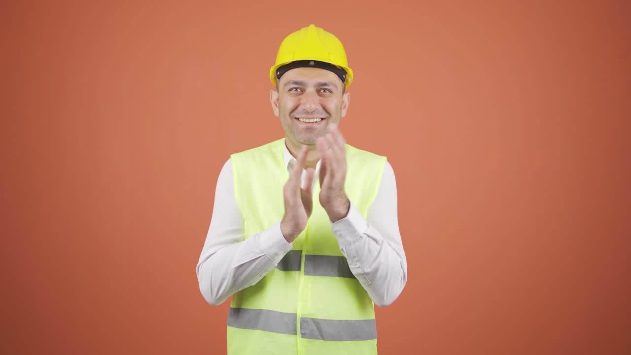 엔지니어가 열광적으로 박수를 치고 있습니다.