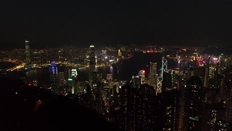 Drohnenaufnahme-Der-Skyline-Von-Hongkong-Bei-Nacht