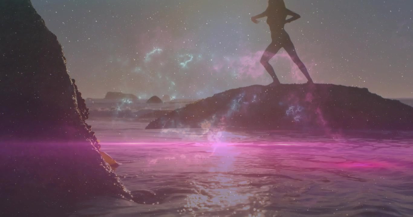 Gambe che emergono, donna che cammina lungo un affioramento roccioso, in equilibrio per le riprese, nebulosa che si stratifica attorno alla silhouette.