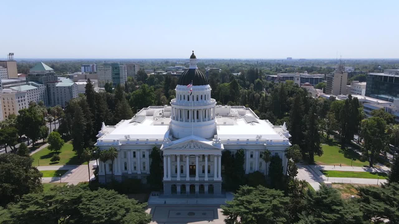 새크라멘토 캘리포니아에 있는 국회 의사당 건물의 훌륭한 항공 샷