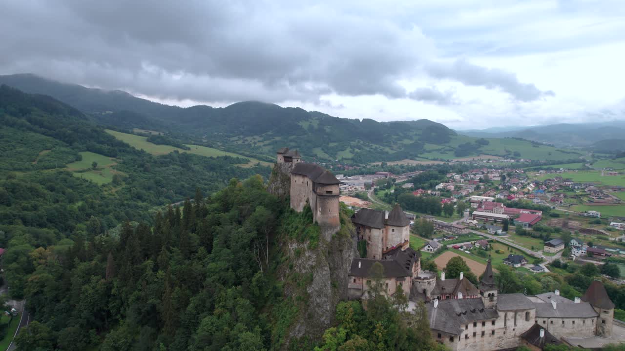 avión no tripulado volando hacia el castillo de orava eslovaquia en el medio
