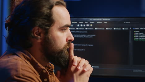 ingeniero de software preocupado, concentrándose en encontrar errores de código, de cerca