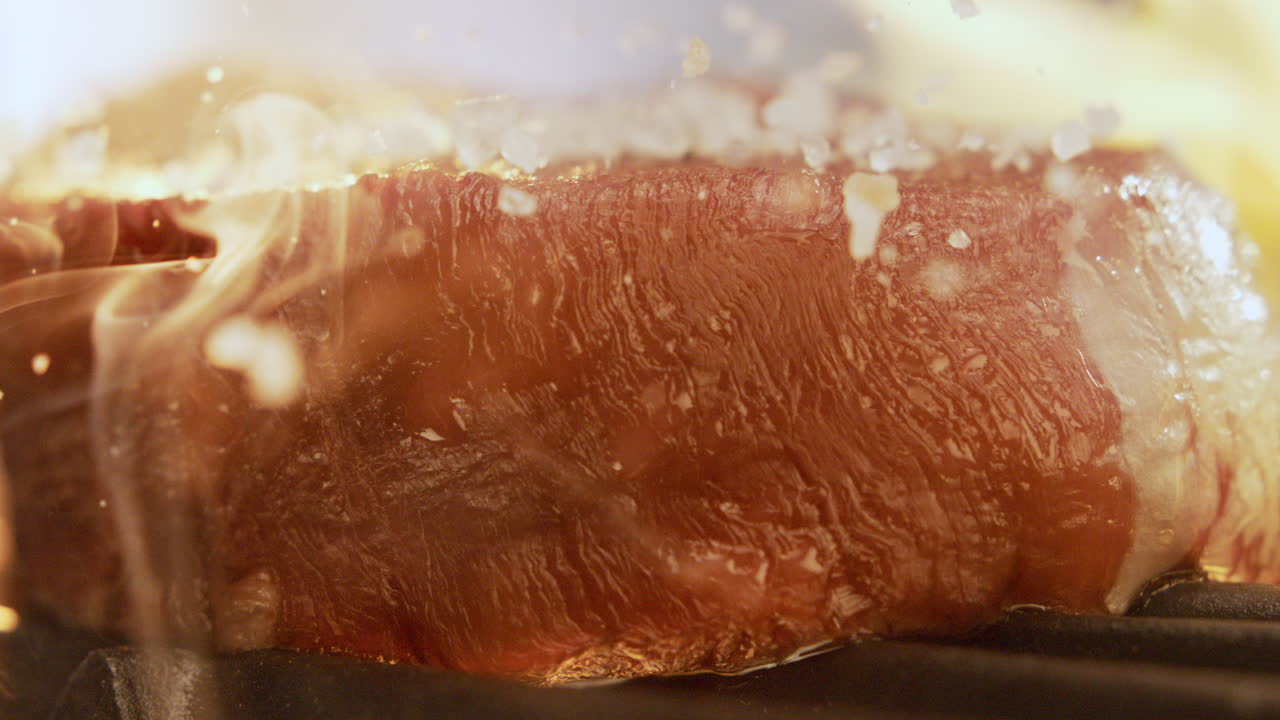 그릴에서 스테이크를 요리하는 것