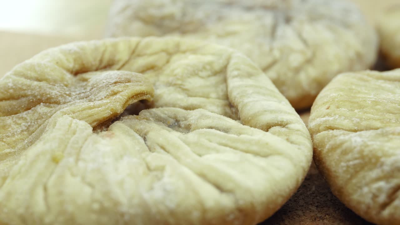 카메라를 미끄러뜨리는 동안 건조한 무화과 4k 매크로