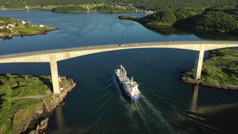 puente sobre los remolinos de la vorágine de saltstraumen, nordland, noruega. hermosa naturaleza paisaje natural de noruega.