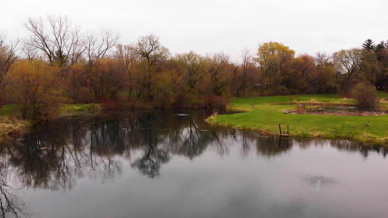Drone flyr over et pittoresk sett med dammer i Wisconsin