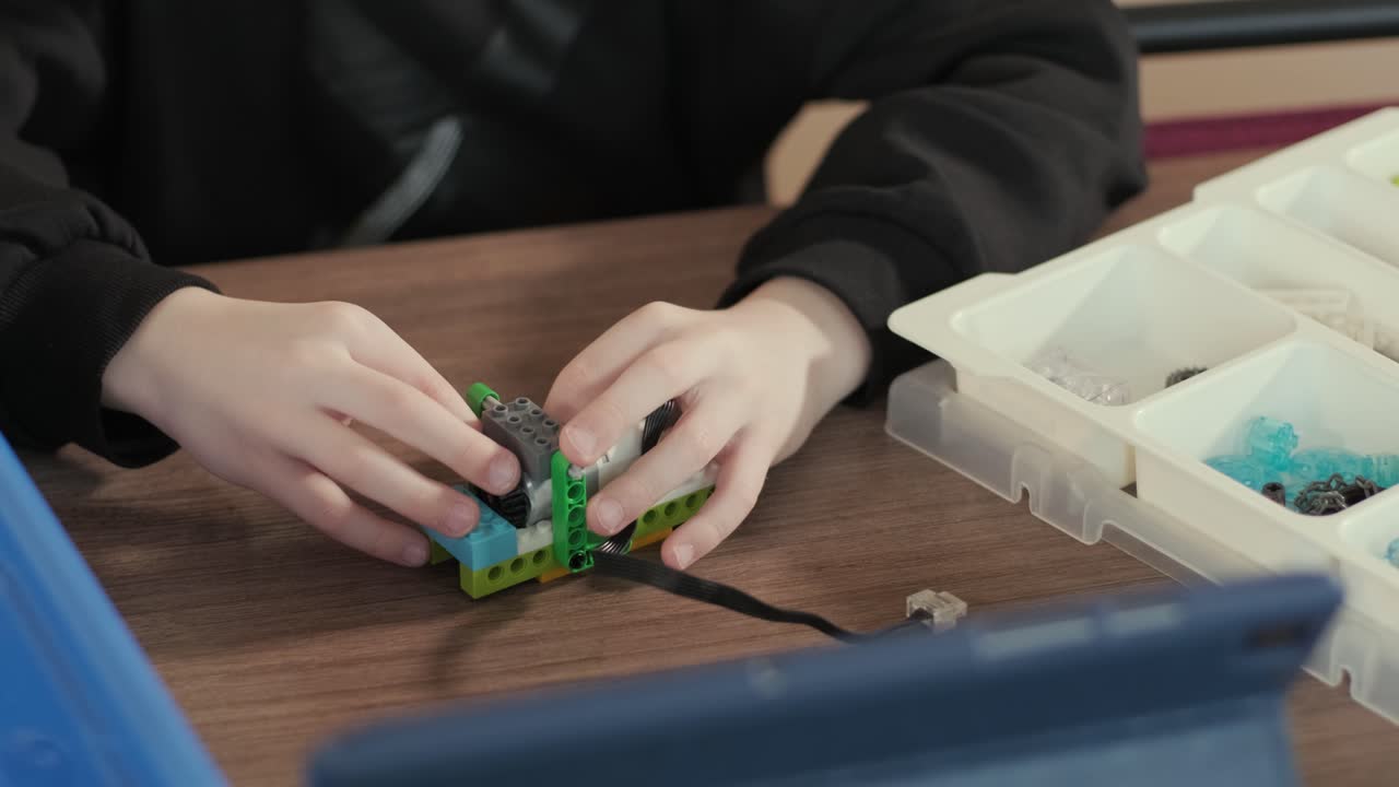 niños sonrientes y felices divirtiéndose en el taller