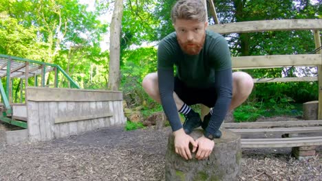 hombre en forma ejercitando en el campamento de entrenamiento 4k
