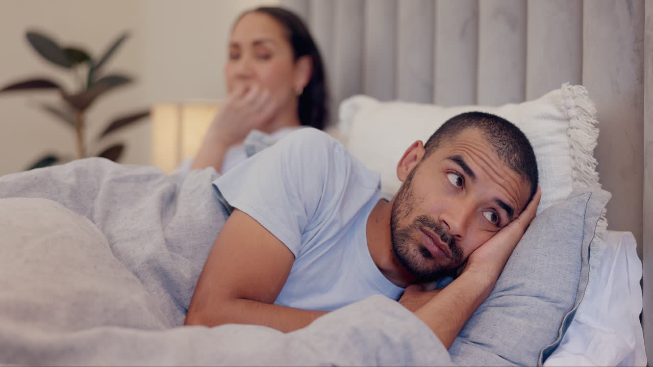 Hombre pensando o pareja divorciándose en la cama con estrés