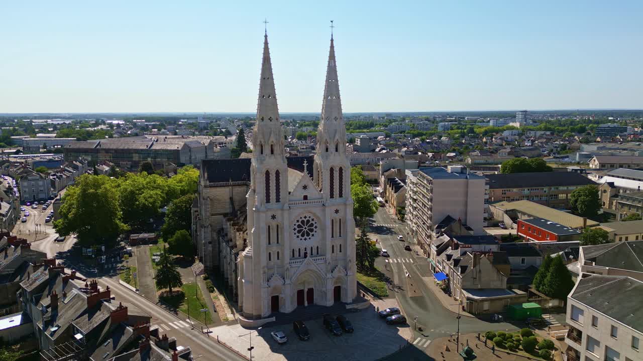 도시 에 있는 교회 의 공중 에서 볼 수 있는 모습
