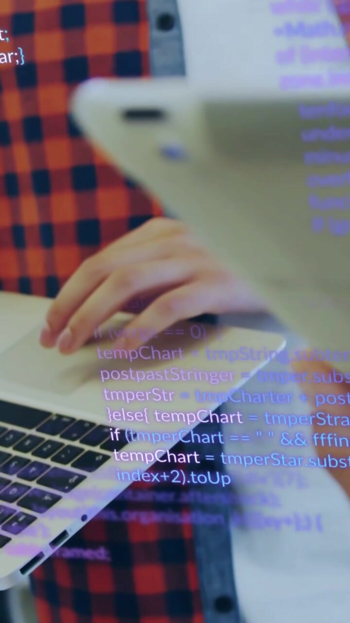 Verticale video: Mannelijke ontwikkelaar tikt op laptop-touchpad, pakt dan een tablet, code-overlay begeleidt de test.