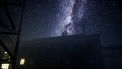 estrellas de la vía láctea por encima de la vieja fatory abandonada