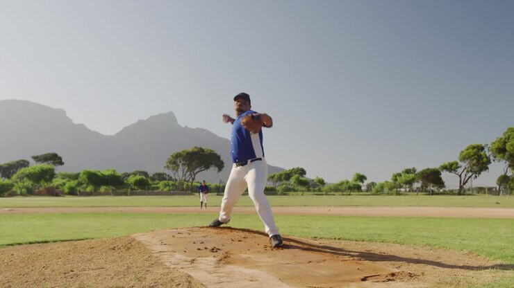Giocatore di baseball che lancia una palla durante una partita