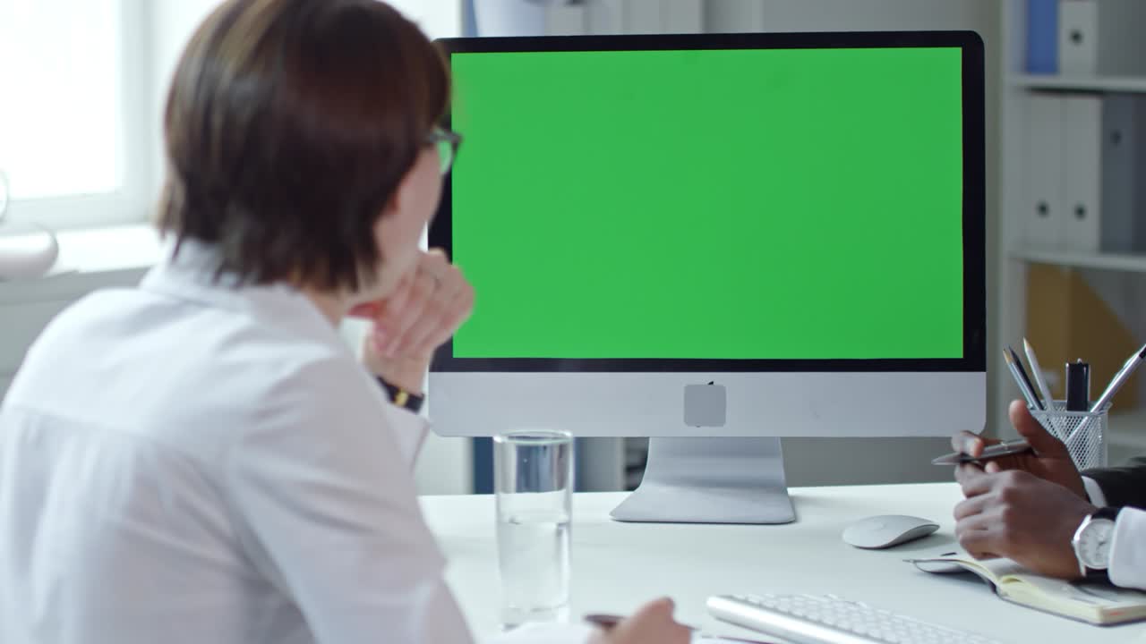 equipo de negocios llamando por video en la computadora con pantalla verde