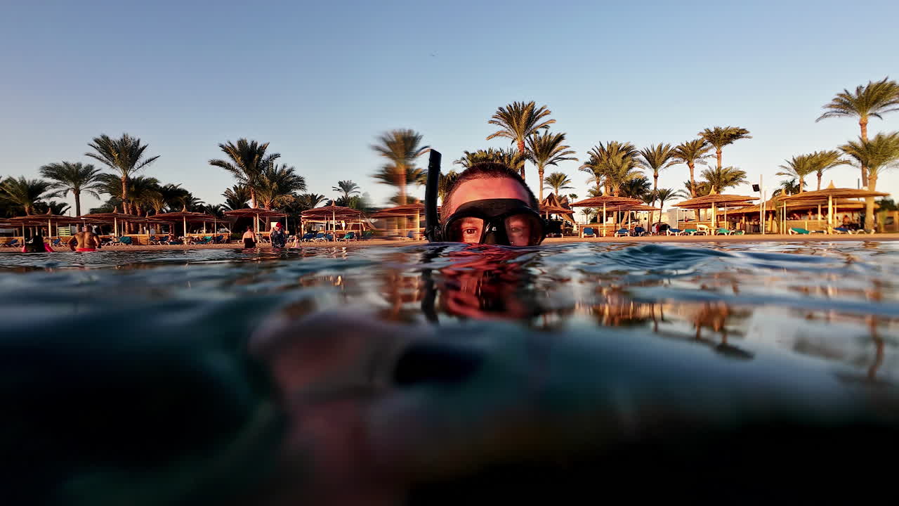Mısır'daki Kızıldeniz kıyısında bir tatil köyünde şnorkelle dalış
